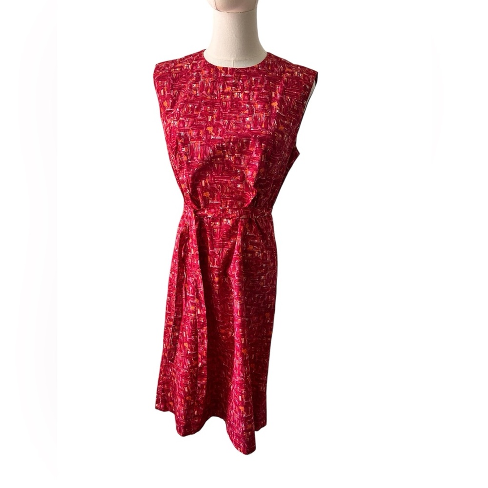 1960s vintage MCM patterned red shift dress w/ belt. Classic 60s look.